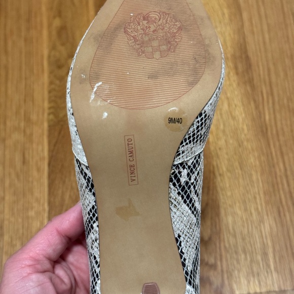 Size 9 Vince Camuto snakeskin 4” heels - Picture 6 of 13